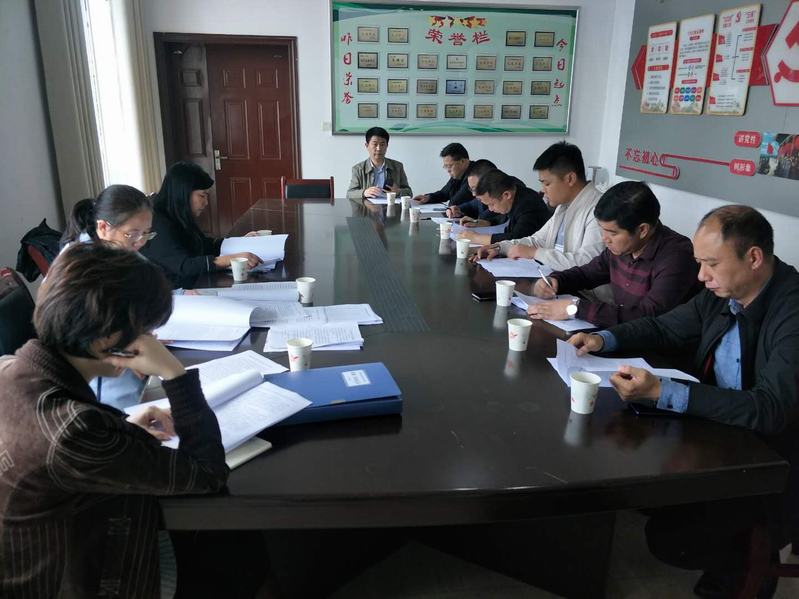 图为丹桂村学习中心黄浩组长向验收组汇报工作.jpg 图为丹桂村学习中心黄浩组长向验收组汇报工作.jpg