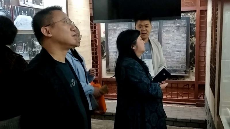 图为向验收组领导介绍学习中心清代民居基本情况.jpg 图为向验收组领导介绍学习中心清代民居基本情况.jpg