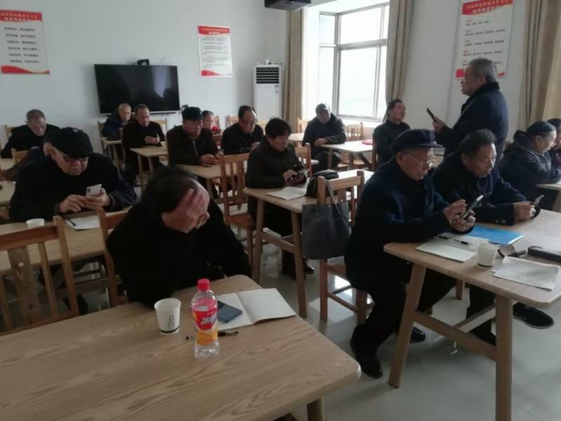 图为金刚镇老年大学智能手机操作学习班.jpg 图为金刚镇老年大学智能手机操作学习班.jpg