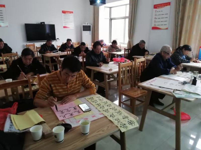图为金刚镇老年大学书法班.jpg 图为金刚镇老年大学书法班.jpg