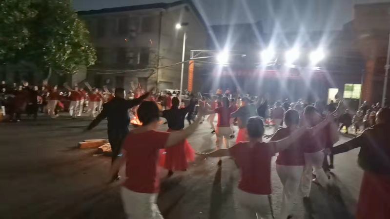 举办庆三八妇女节文艺晚会2.jpg 举办庆三八妇女节文艺晚会2.jpg