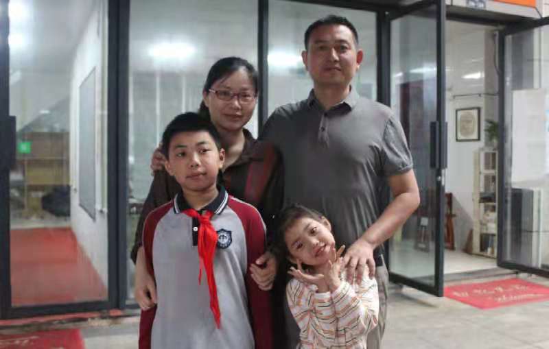 8.陈苗 家庭合照1.jpg