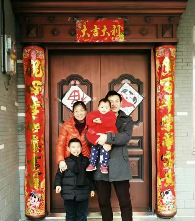 8.陈苗 家庭合照2.jpg