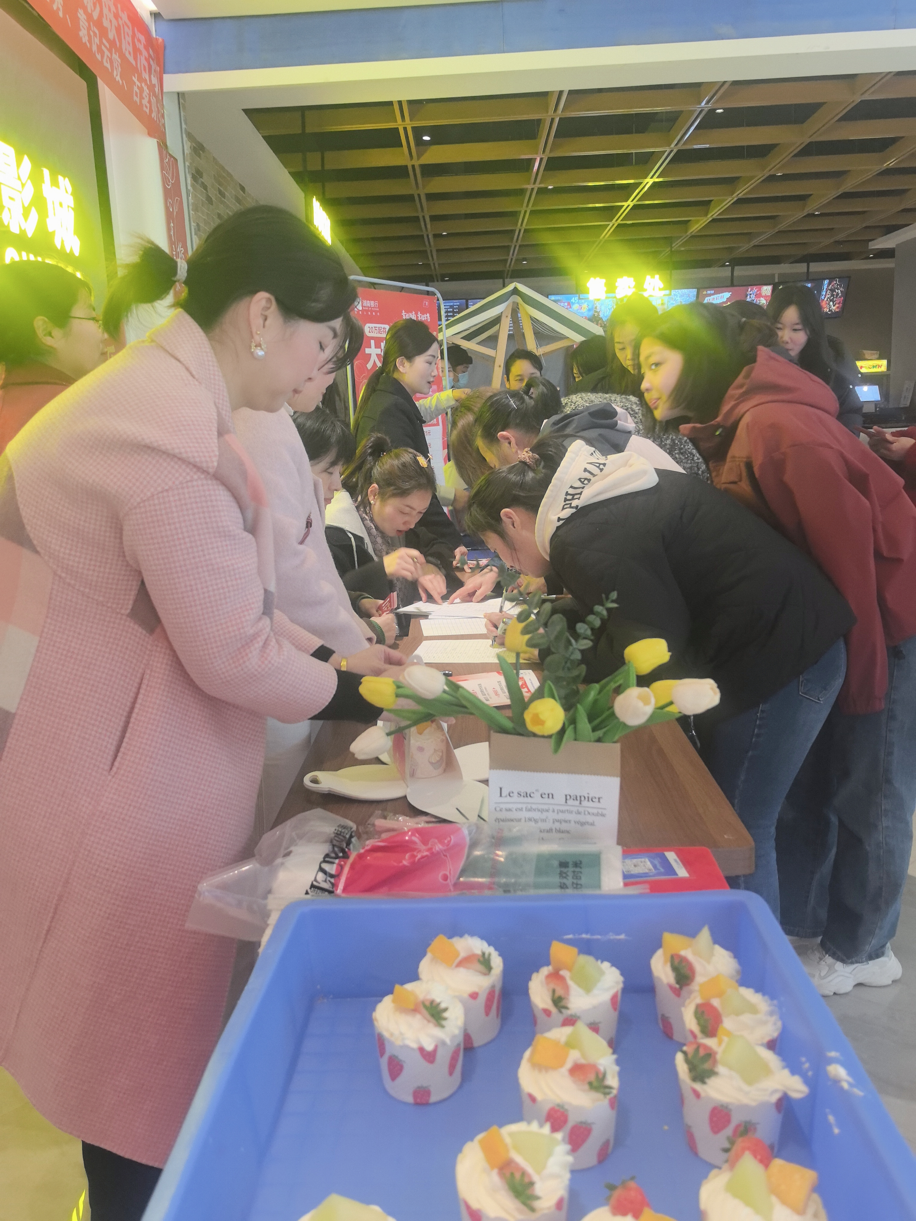 1爱心驿站领取爱心食品.jpg