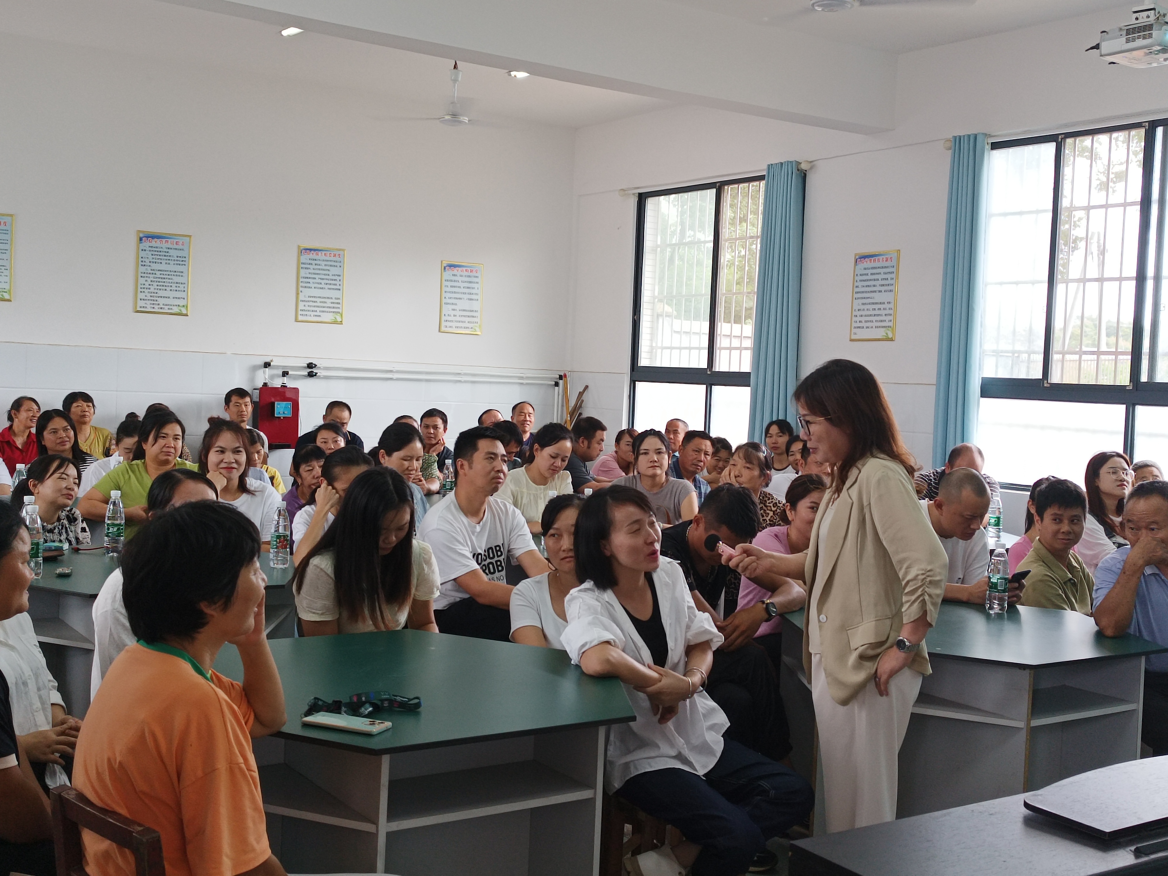 “浏阳名师•公益大讲堂”走进官桥镇官桥完小2.jpg “浏阳名师•公益大讲堂”走进官桥镇官桥完小2.jpg